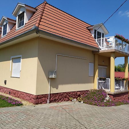 Aniko Apartmanhaz Balatonföldvár Zewnętrze zdjęcie