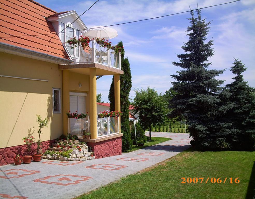 Aniko Apartmanhaz Balatonföldvár Zewnętrze zdjęcie